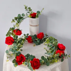 Guirlanda de rosas rojas artificiales con hojas de eucalipto para decoración del hogar.