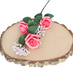 Rosas artificiales rosas con bayas de Milán blancas en una rodaja de madera rústica