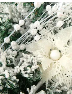 Nahaufnahme Detailansicht von weiße Glitzer künstliche Weihnachts Blume und Zweig.