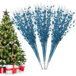 Nahaufnahme der blauen Glitzer-Weihnachtsbeeren-Zweige als festlicher Baumschmuck.