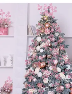 Steli ricci glitterati rosa decorativi usati come riempitivi per alberi di Natale in casa