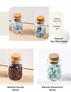 Detalle de pequeñas botellas de vidrio con virutas de aguamarina y granate natural