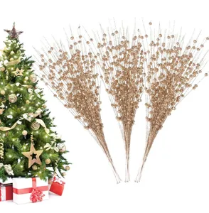 Dekorative goldene Glitzer-Weihnachtsbeerenstiele vor festlichem Weihnachtsbaum