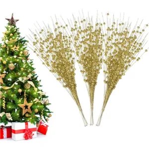 Detailansicht der funkelnden goldenen Glitzerbeeren-Zweige für Weihnachtsbaumdeko