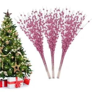 Rosa glitzernde Weihnachtsbaumstecker mit schimmernden Beerenstielen für die Feiertage