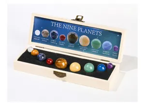 Detailansicht des Sonnensystems mit neun Planeten in einer hölzernen Ausstellungsbox.