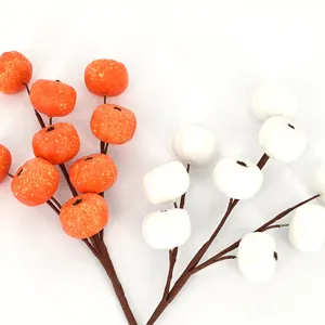 Branches de citrouilles artificielles orange et blanches pour la décoration d'Halloween.