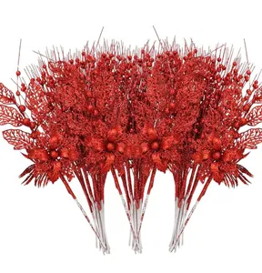 Nahaufnahme von roten Glitzer Weihnachtsblumen und Beeren Zweigen fuer den Weihnachtsbaum.