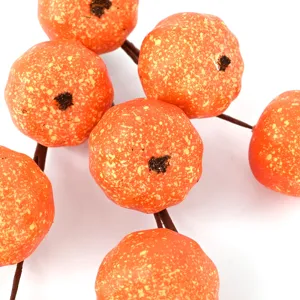 Gros plan détaillé de branche de citrouille artificielle mouchetée pour Halloween