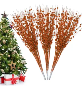 Detailansicht von funkelnden orangefarbenen Glitzerbeeren-Zweigen für den Christbaum