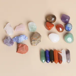 Set aus sieben Chakra-Rohkristallen und sechseckigen doppelspitzigen Steinsäulen für Yoga und Reiki