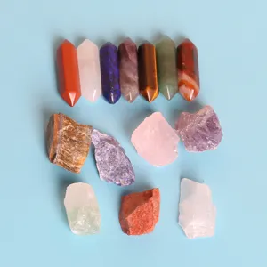 Heilendes Naturkristall-Set mit Rohsteinen und sechseckigen Säulen zur Meditation