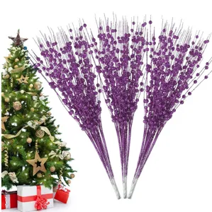 Lila glitzernde Beerenstiele für Weihnachtsbaumschmuck und festliche Blumengestecke.
