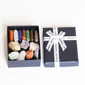 Naturkristall-Set mit 7 Rohsteinen und 7 Sechskant-Kristallsäulen in Geschenkbox