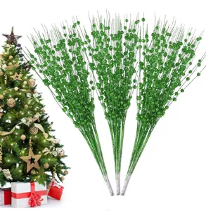 Nahaufnahme grüner Glitzerbeerenstiele als festliche Weihnachtsbaum-Zweig-Einsätze.