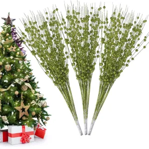 Detailansicht von grünen Glitzer-Weihnachtsbaum-Picks mit schimmernden Beeren