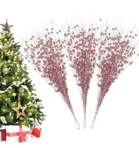Drei Bündel rosa glitzernde Beeren-Weihnachtsbaumstiele vor weißem Hintergrund.