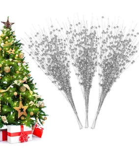 Detailaufnahme silberner Glitzer-Weihnachtszweige mit dekorativen Kugeln und Glanz