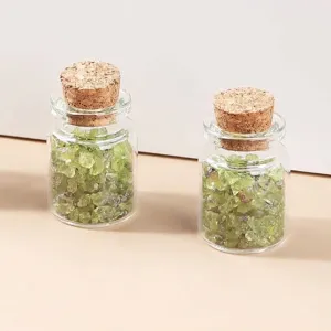 Piedras de cristal de peridoto natural en botellas de deseos con tapones de corcho