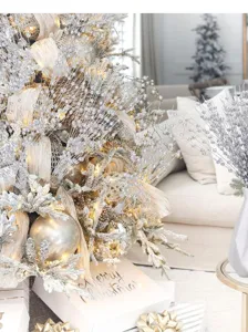 Decoración árbol de navidad ramas bayas purpurina bolas doradas plateadas adorno hogar