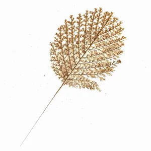 Detaillierte Ansicht eines künstlichen Kiefernzweiges mit goldenem Glitzer für Weihnachten