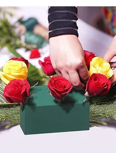 Blumensteckschaum Detailansicht zeigt die Blumenarrangements mit frischen Rosen und Schaum.