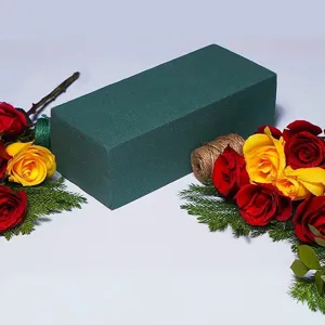 Brique de mousse florale verte pour arrangement de fleurs et emballage de bouquet.