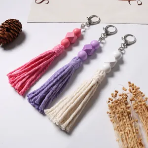 Portachiavi in legno fatto a mano con nappe in cotone colorato per stile boho