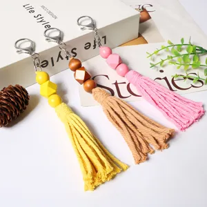 Set di portachiavi boho in perle di legno con lunghe nappe di cotone colorato