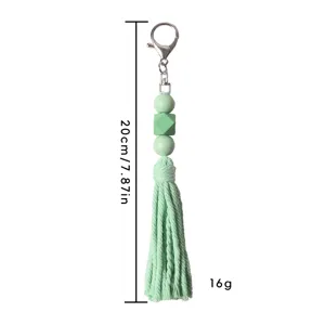 Portachiavi artigianale in perline di legno verde menta con nappa in cotone e moschettone