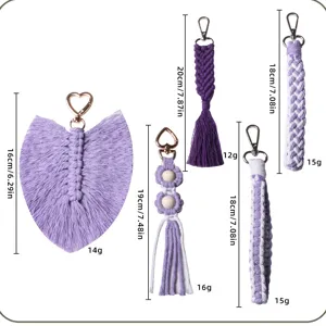 Dettaglio portachiavi macramé viola e bianco fatto a mano, corda di cotone con moschettone.