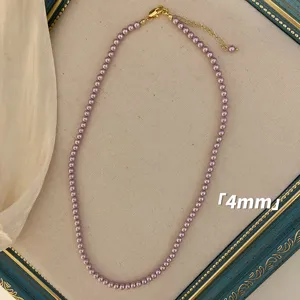 Nahaufnahme einer 4mm lila Perlenkette mit verstellbarem goldfarbenem Verschluss