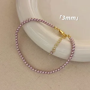 Detailaufnahme einer 3mm rosa Perlenkette mit einem verstellbaren goldenen Verschluss.