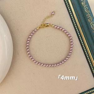 Detailaufnahme einer 4mm lila-rosa Perlenkette mit einem goldenen Karabinerverschluss.