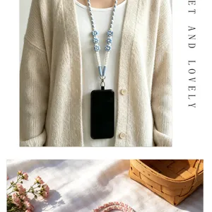 Détail de lanière de téléphone marguerite au crochet faite main, sangle coton macaron gros plan.