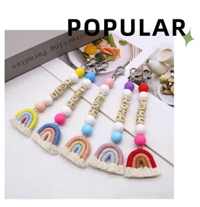 Porte-clés arc-en-ciel en macramé fait main avec perles en silicone et cubes en bois.