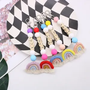Porte-clés fait main en perles de bois colorées avec pompon arc-en-ciel en coton