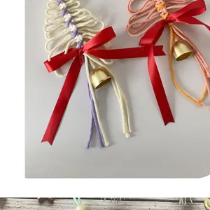 Détail d'ornements de sapin de Noël en macramé faits main avec nœuds rouges