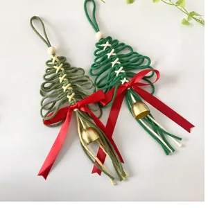 Gros plan d'ornements d'arbre de Noël tissés à la main avec nœuds et cloches.