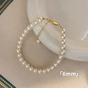 Detail der 6mm weißen Perlenkette mit verstellbarem goldfarbenem Verschluss.