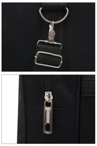 Gros plan sur les ferrures métalliques d'un sac de voyage noir avec anneau en D et fermeture.