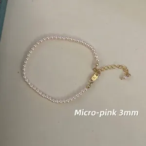 Detailansicht einer 3mm hellrosa Perlenkette mit einem klassischen goldfarbenen Verschluss