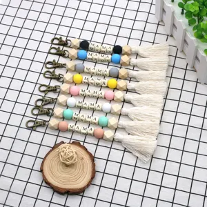 Boho MAMA Buchstaben Schlüsselanhänger Set aus Holzperlen mit Silikonperlen und Quasten