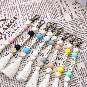 Boho-Schlüsselanhänger aus Holz mit MAMA-Buchstaben, Macaron-Perlen und weißer Quaste
