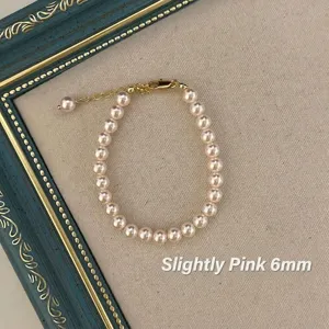 Detailansicht eines 6 mm hellrosa Perlenarmbands mit eleganten goldfarbenen Elementen