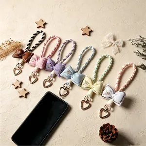 Porte-clés nœud papillon tressé main avec broderie florale et fermoir cœur pastel