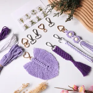 Kit portachiavi intrecciato in corda di cotone DIY con cordini colorati e chiusure metalliche.