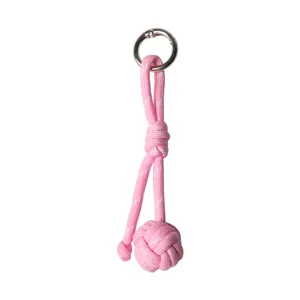Rosa handgeflochtener Schlüsselanhänger mit Affenfaustknoten und Metallring für Taschen.