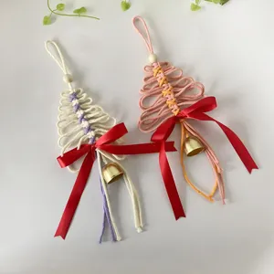 Décorations de sapin de Noël en macramé fait main avec nœuds rouges et cloches dorées
