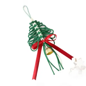 Décoration de Noël faite à la main en forme de sapin tissé avec nœud rouge et clochette